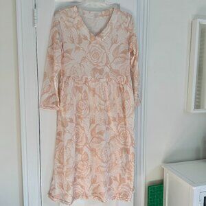 NWOT! Lovely loose-fit long sleeved v-neck floral dress with pockets, size M